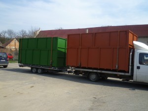 Uzavřené abroll kontejnery při přepravě